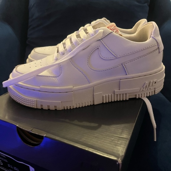 Nike Air Force 1 Special Edition - Picture 6 of 8